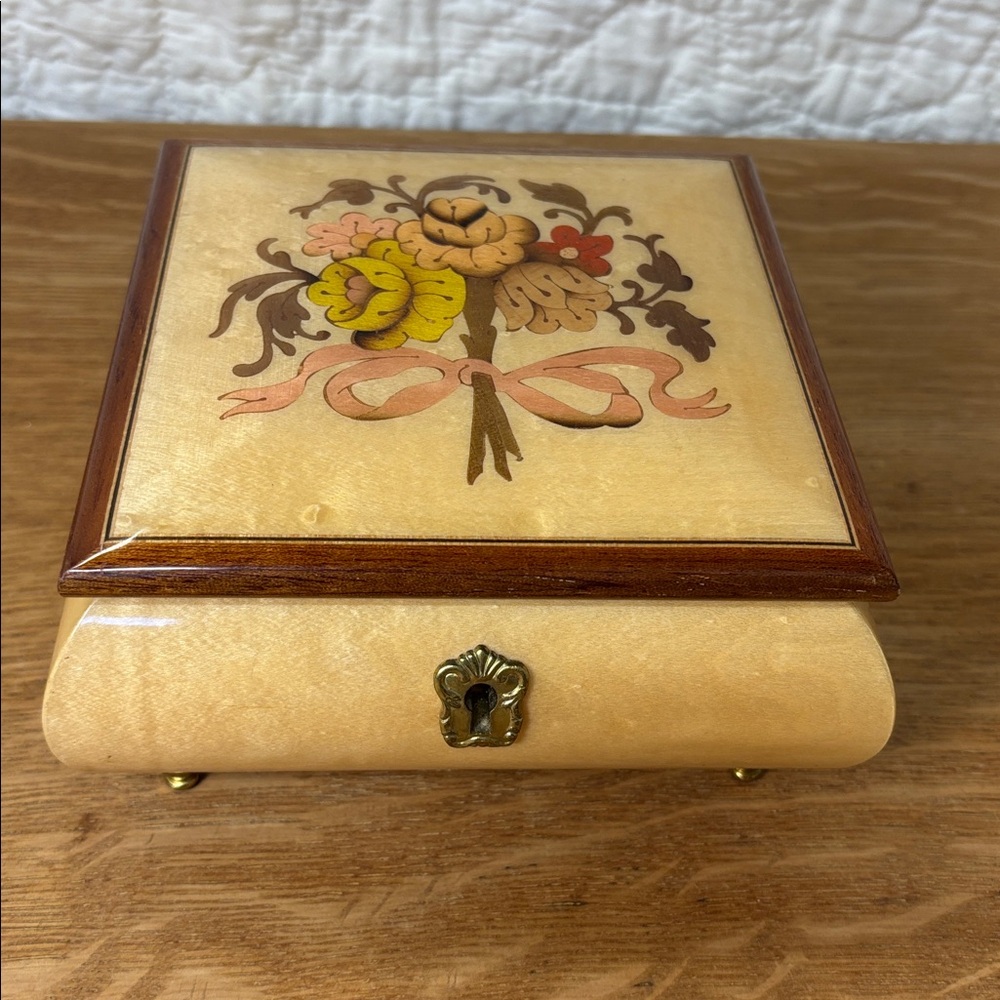 Vintage REUGE wood inlay Music Box Italy WITH KEY. Plays Strangers in the night.